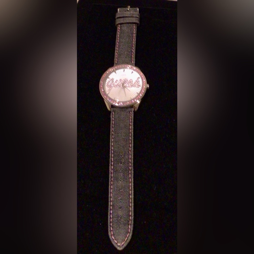 ⬇️Price dropped⬇️Guess 20 year celebration watch with Swarovski Crystal Preloved